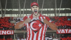 Sivasspor taraftarlarından Amed Sportif maçında Türk bayrağı koreografisi!