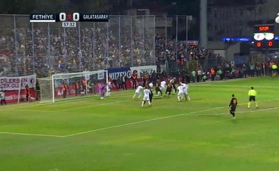 Galatasaray Sallai ile direğe takıldı!