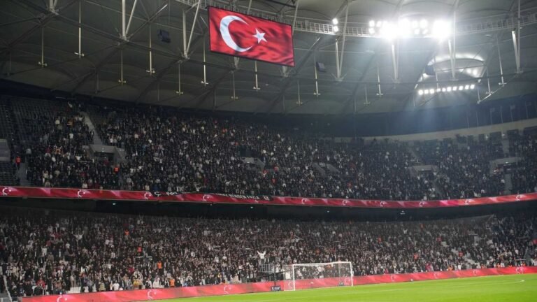 Beşiktaş tribünlerinde yönetim istifa sesleri yükseliyor!