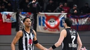 Panionios taraftarlarının Beşiktaş GAİN karşısında açtığı skandal pankarta şaka gibi ceza!