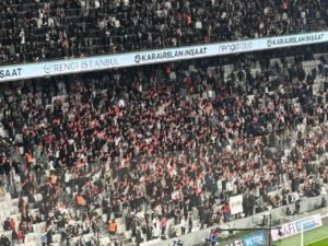 Beşiktaş taraftarı hakem kuruluna kırmızı kart gönderdi!
