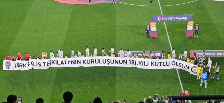 Kadıköyde 181. yıl şerefine Türk Polis Teşkilatı için özel pankart!