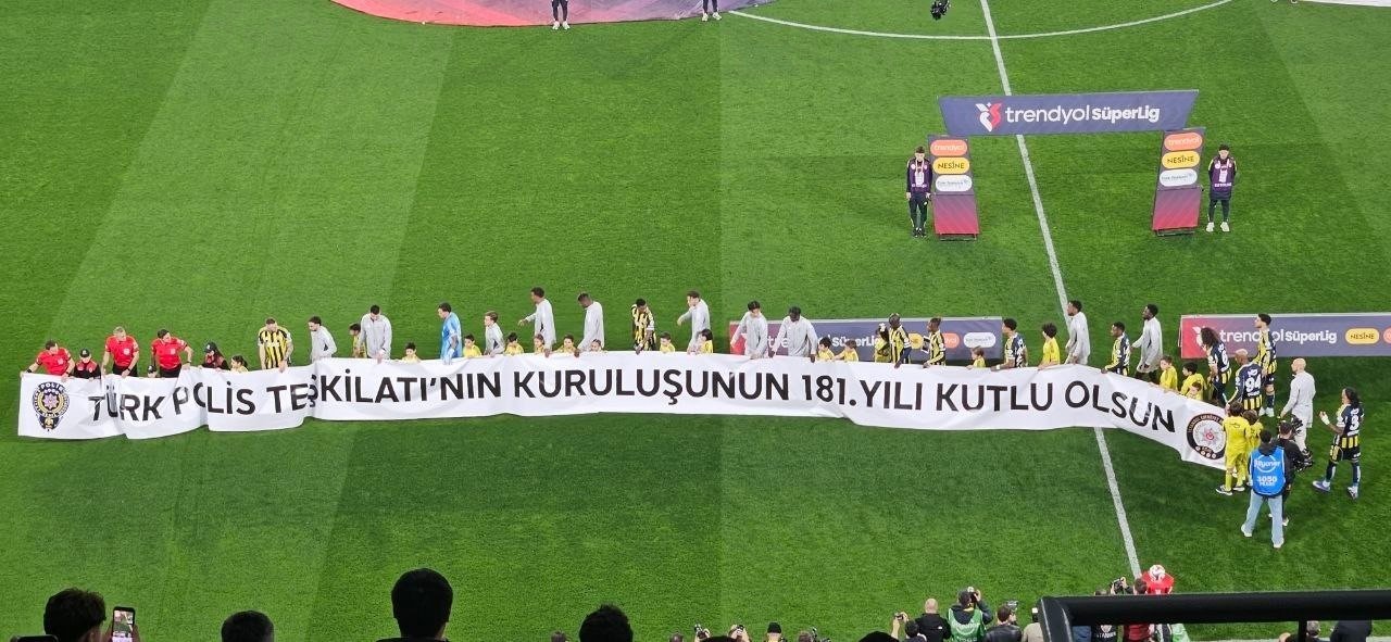 Kadıköyde 181. yıl şerefine Türk Polis Teşkilatı için özel pankart!