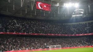 Beşiktaş tribünlerinden tepki sesi!