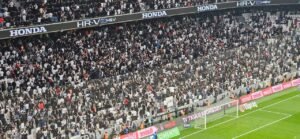 Beşiktaş taraftarından derbide protesto! 5 dakikada boyunca…