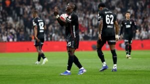Beşiktaş taraftarları, yönetimi ve Sergen Yalçını istifaya davet etti!