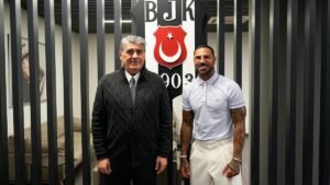 Ricardo Quaresma pays a visit to Beşiktaş