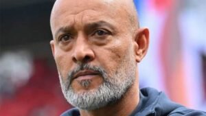 Santo stays at West Ham