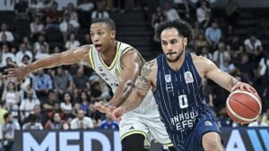 Anadolu Efes, Fenerbahçe Beko karşısında seriye tutundu!