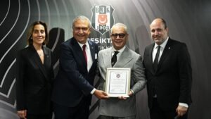 Divan üyelerinden sporculardan mazbata aldı